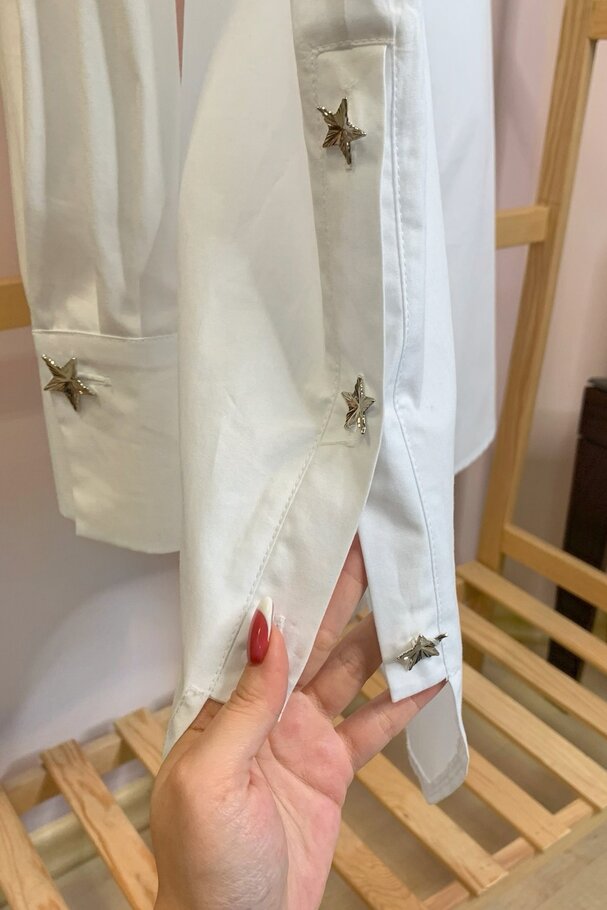 AKSESUAR DÜĞMELİ LİKRALI POPLİN GÖMLEK