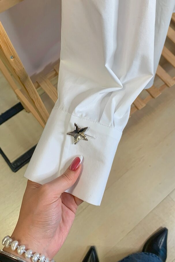 AKSESUAR DÜĞMELİ LİKRALI POPLİN GÖMLEK