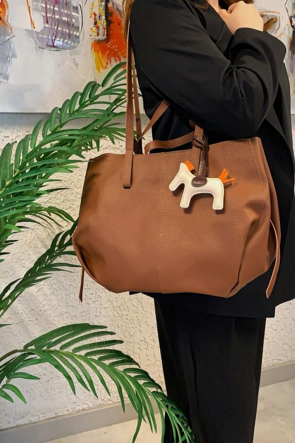 CHARM DETAYLI OMUZ ÇANTASI