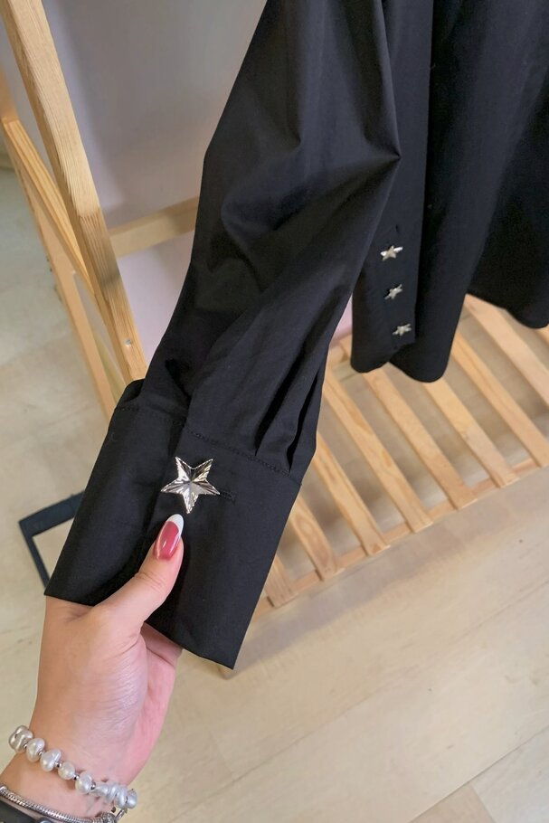 ACCESSORY BUTTON STRETCH POPLIN SHIRT