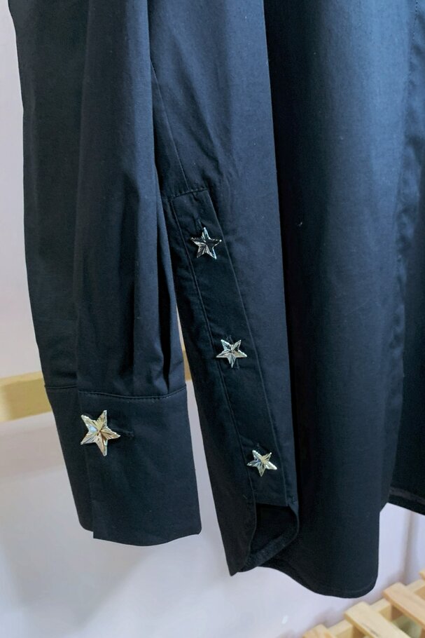 ACCESSORY BUTTON STRETCH POPLIN SHIRT