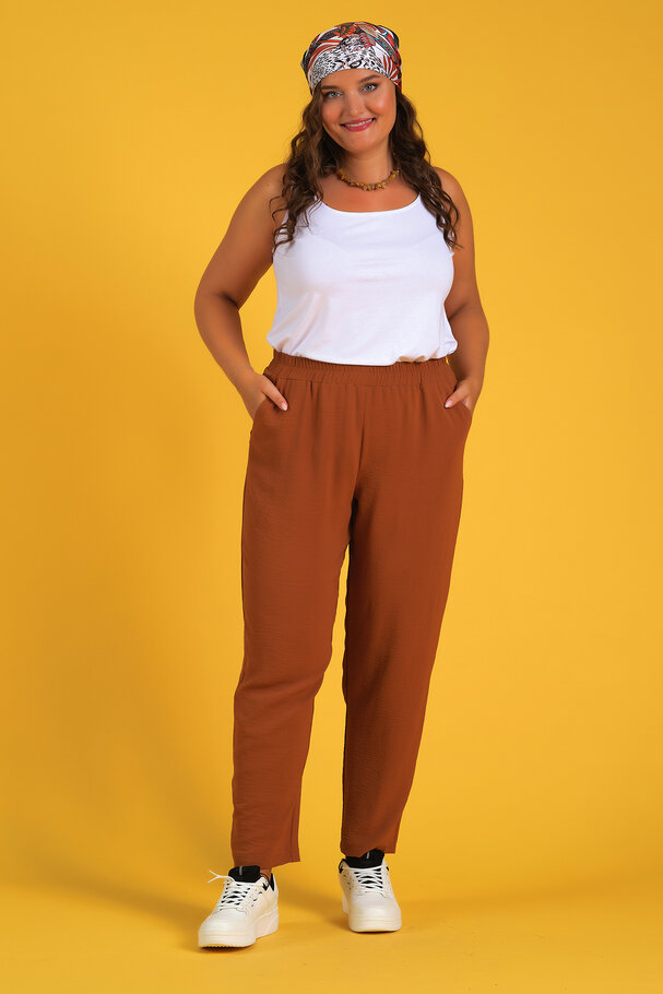 BASIC TROUSERS WITH FLOWING FABRIC