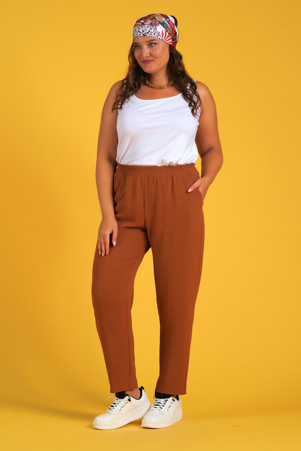 BASIC TROUSERS WITH FLOWING FABRIC