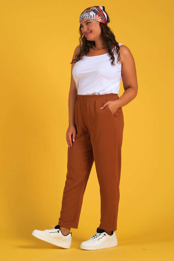 BASIC TROUSERS WITH FLOWING FABRIC