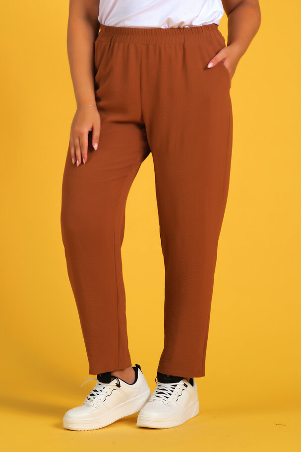 BASIC TROUSERS WITH FLOWING FABRIC