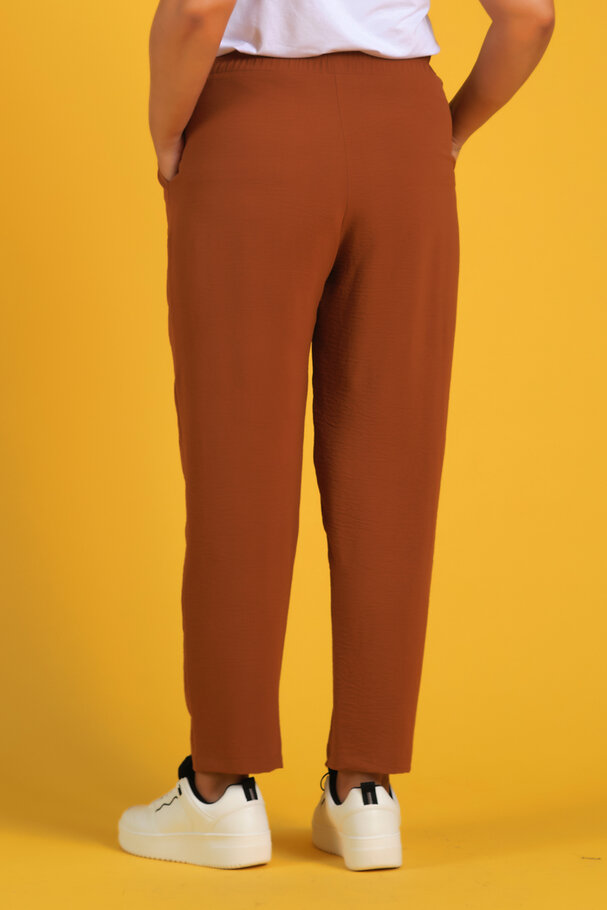 BASIC TROUSERS WITH FLOWING FABRIC