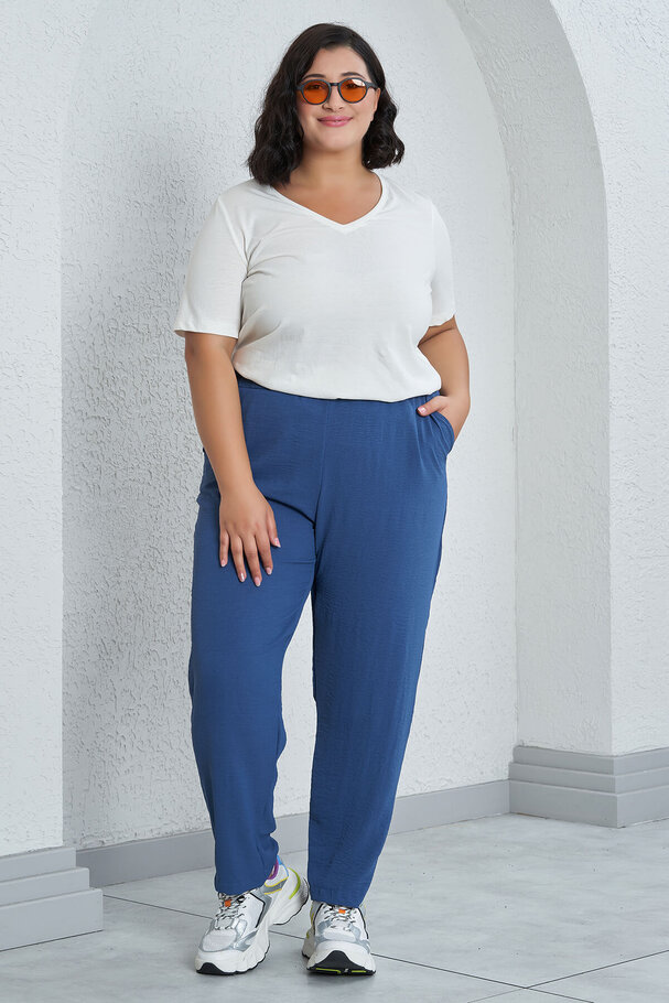 BASIC TROUSERS WITH FLOWING FABRIC