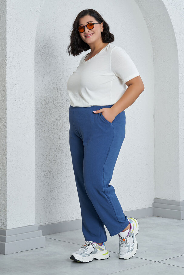 BASIC TROUSERS WITH FLOWING FABRIC