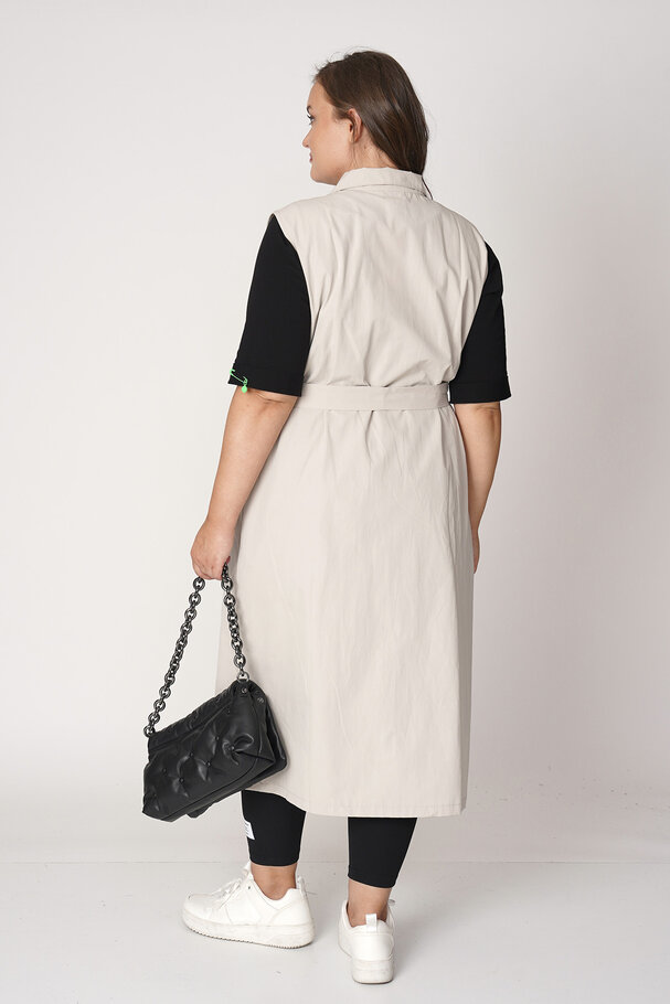 DUAL-USE TRENCH COAT THAT CAN BE CONVERTED INTO A VEST
