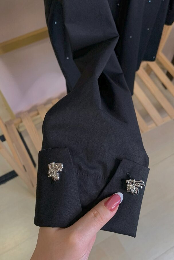 HEART BUTTON STRETCH POPLIN BLOUSE