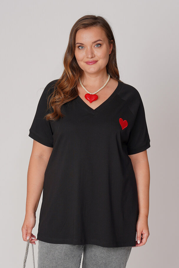 HEART EMBROIDERED T-SHIRT