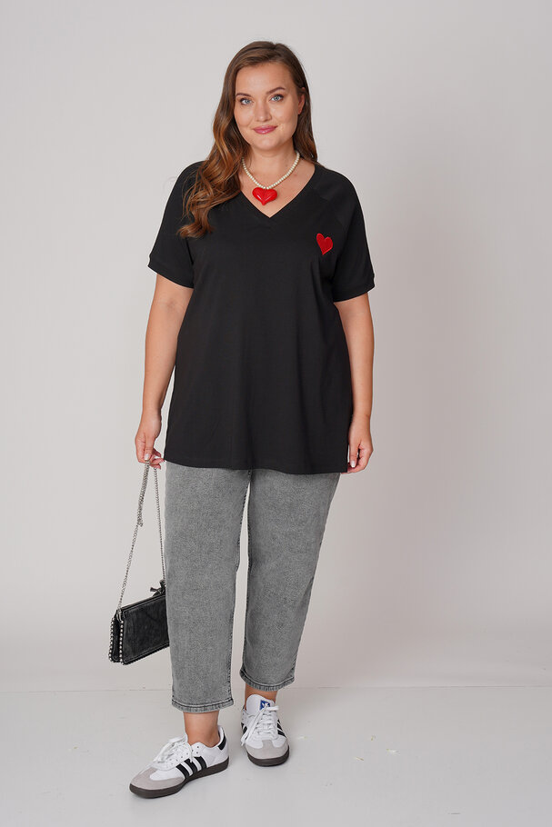 HEART EMBROIDERED T-SHIRT