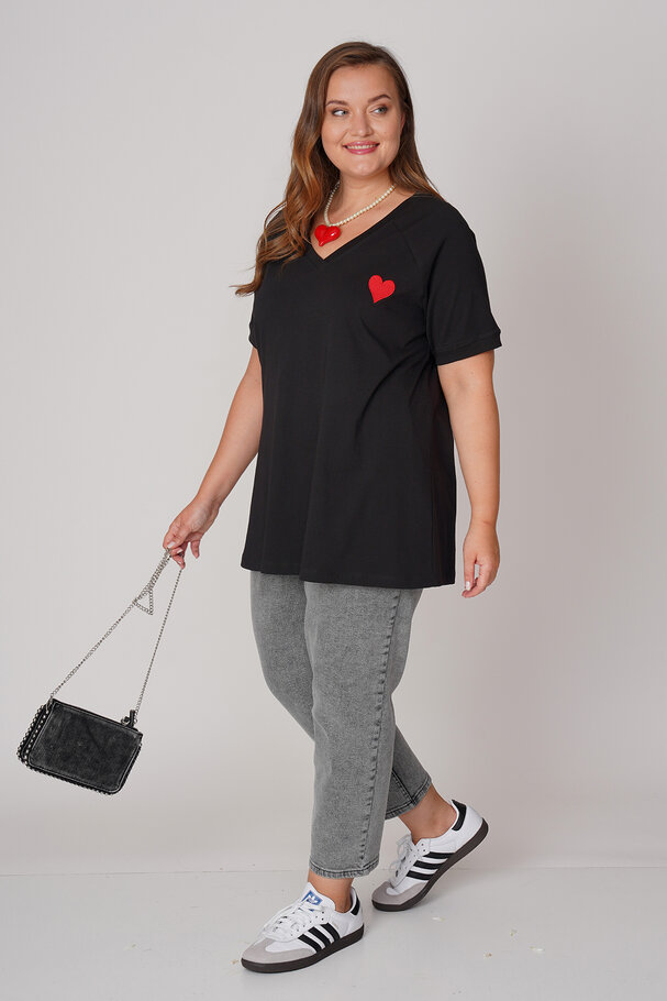 HEART EMBROIDERED T-SHIRT