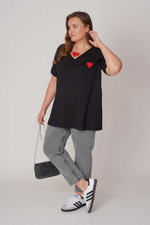 HEART EMBROIDERED T-SHIRT