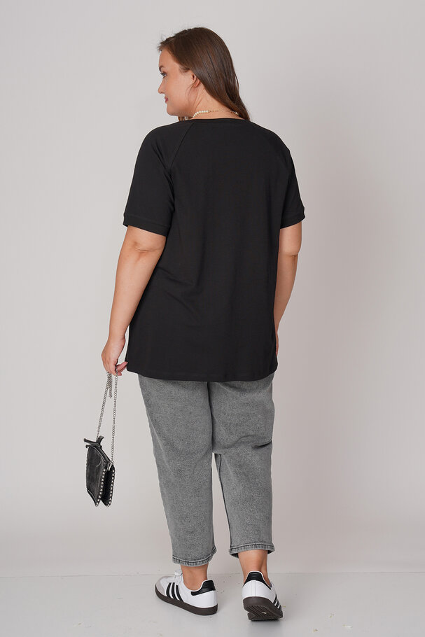 HEART EMBROIDERED T-SHIRT
