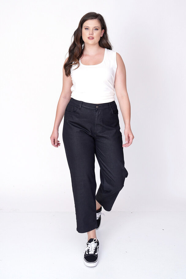 HIGH-WAIST LEATHER-LOOK MOM JEANS