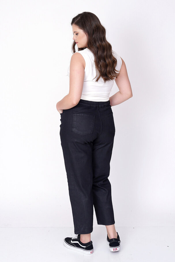 HIGH-WAIST LEATHER-LOOK MOM JEANS