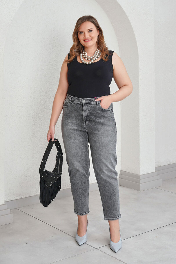 HIGH-WAIST MOM JEANS