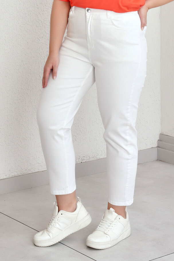 HIGH-WAIST MOM JEANS
