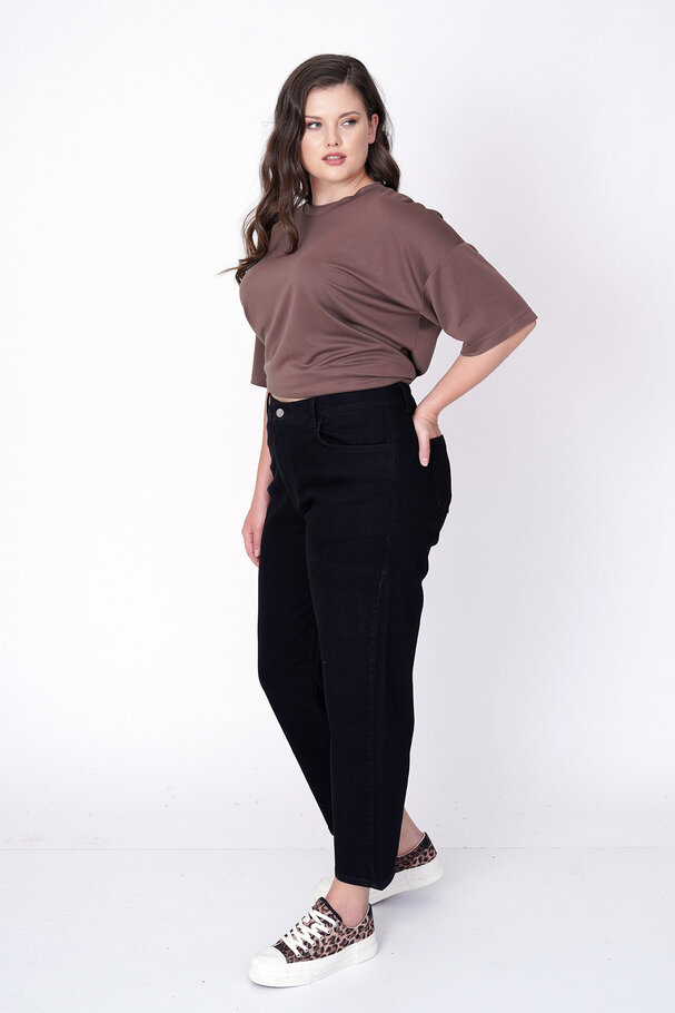 HIGH-WAIST MOM JEANS