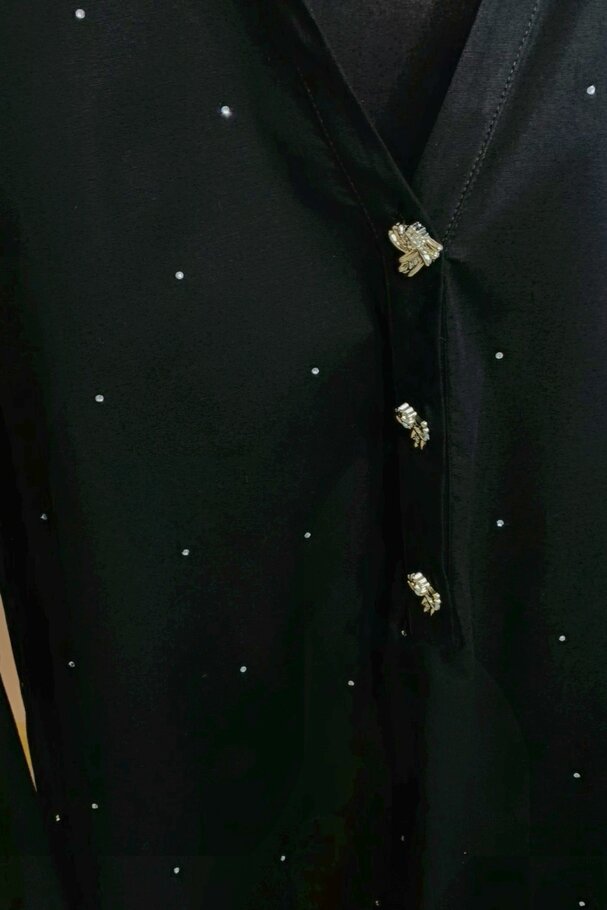 KALP AKSESUAR DÜĞMELİ LİKRALI POPLİN BLUZ