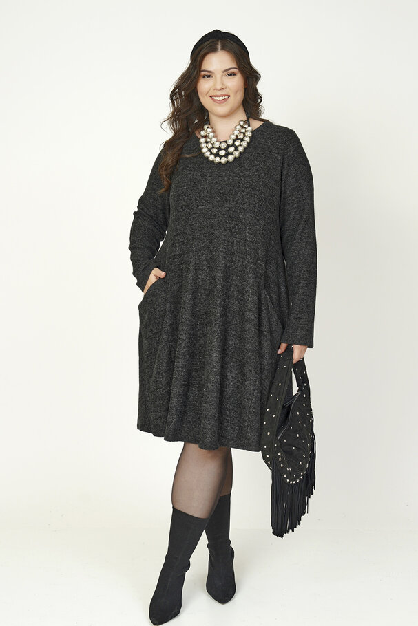 KNITTED DRESS WITH SIDE POCKETS