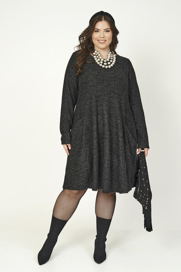 KNITTED DRESS WITH SIDE POCKETS