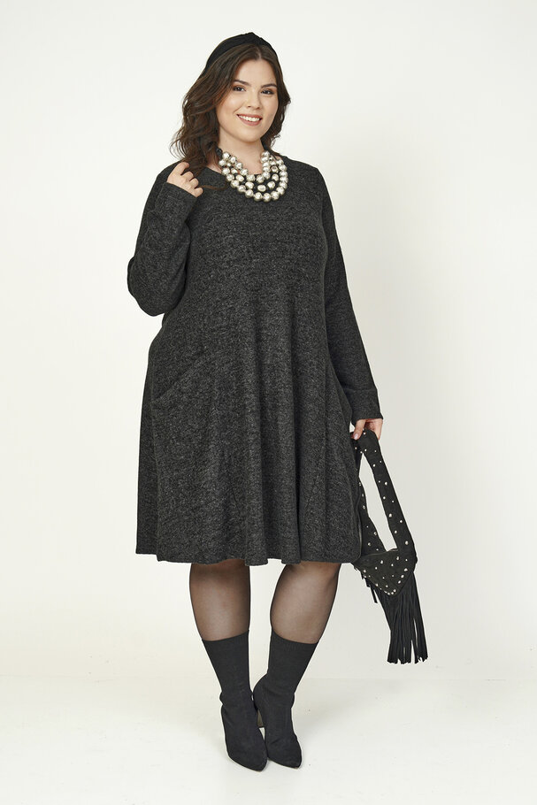KNITTED DRESS WITH SIDE POCKETS