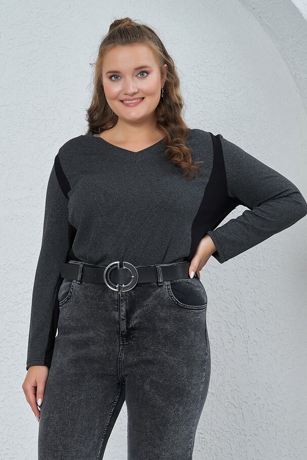 KNIT TOP WITH CONTRAST DETAIL
