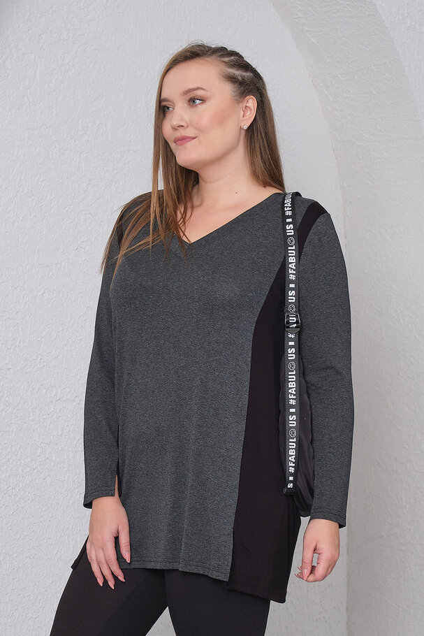KNIT TOP WITH CONTRAST DETAIL