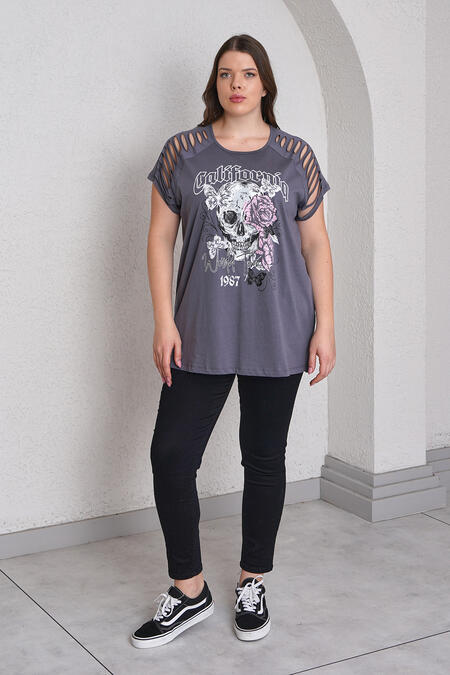  - KOL VE OMUZ DETAYLI BASKILI TİŞÖRT (1)