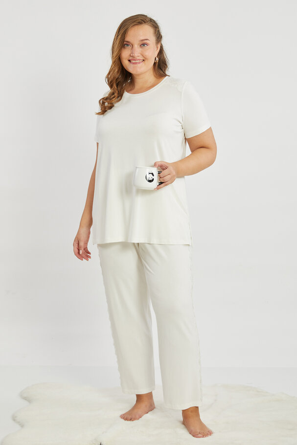 PYJAMAS SET WITH LACE DETAIL