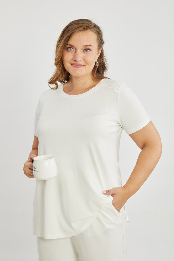 PYJAMAS SET WITH LACE DETAIL