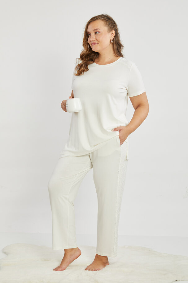 PYJAMAS SET WITH LACE DETAIL