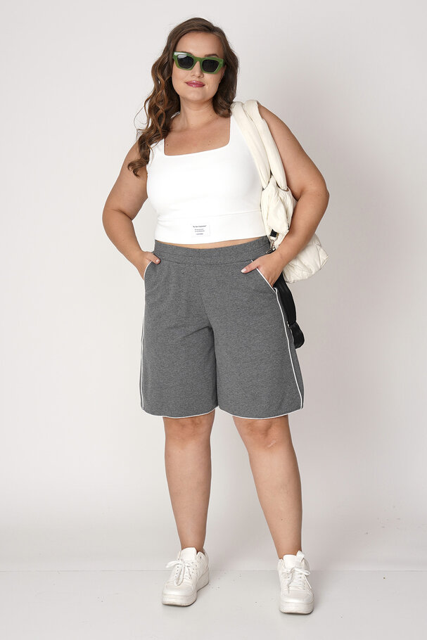 SHORTS WITH CONTRAST PIPING