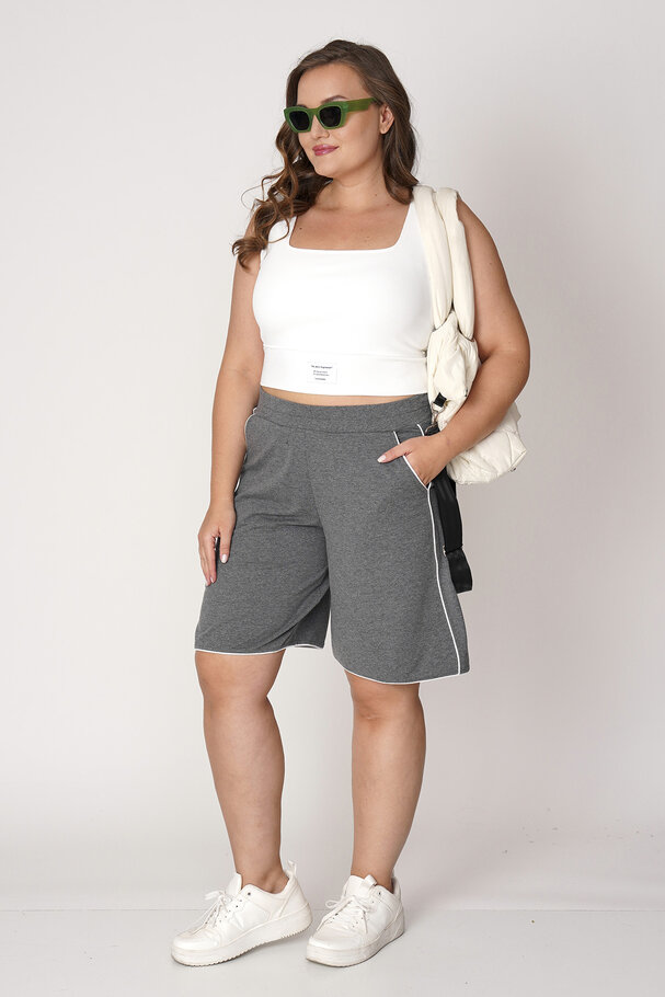 SHORTS WITH CONTRAST PIPING