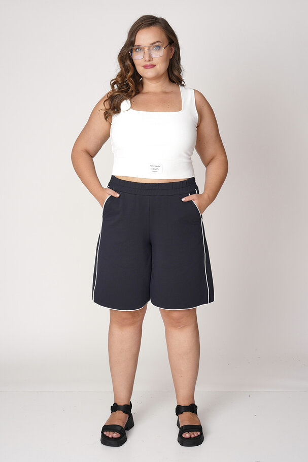 SHORTS WITH CONTRAST PIPING