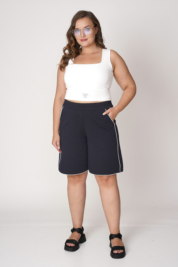 SHORTS WITH CONTRAST PIPING