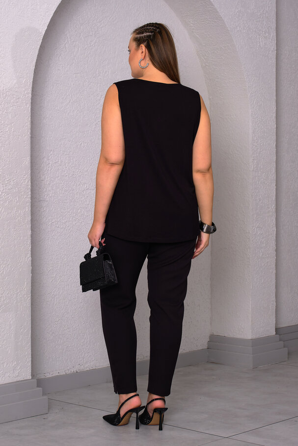 SLEEVELESS V-NECK TOP