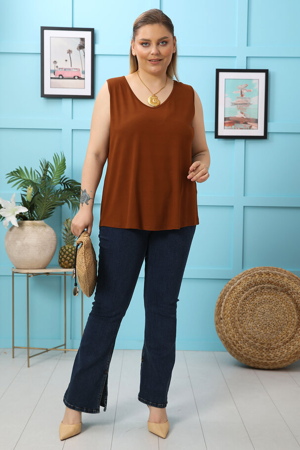 SLEEVELESS V-NECK TOP