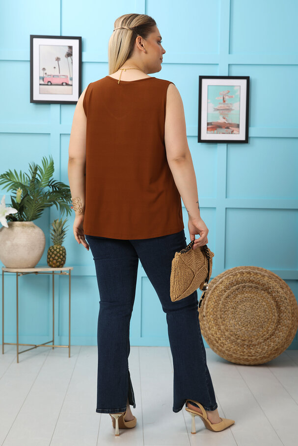 SLEEVELESS V-NECK TOP