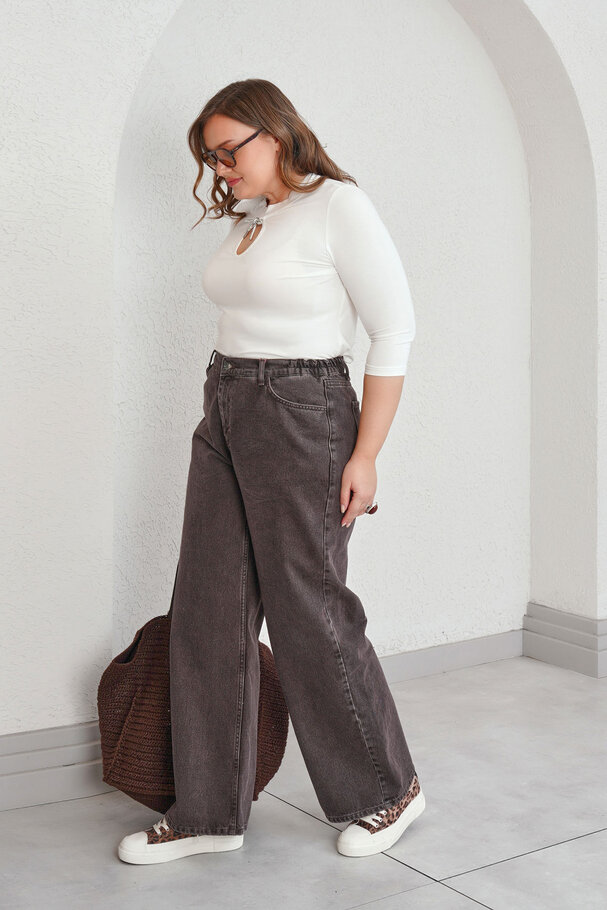 STRAIGHT-LEG HIGH-WAIST JEANS