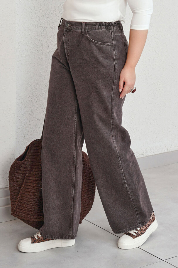 STRAIGHT-LEG HIGH-WAIST JEANS