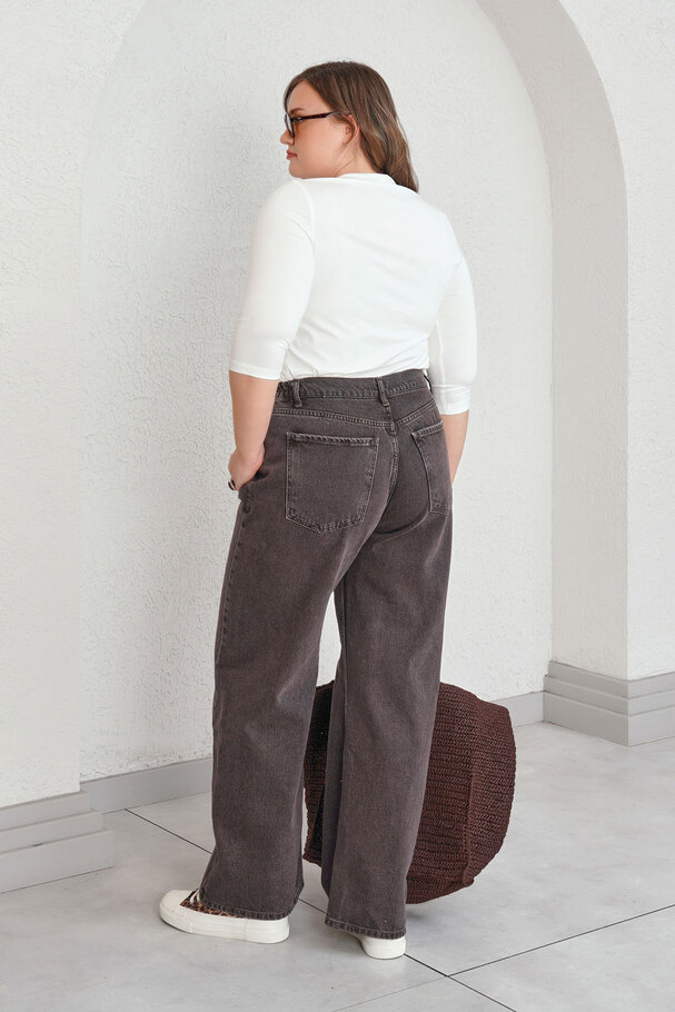 STRAIGHT-LEG HIGH-WAIST JEANS