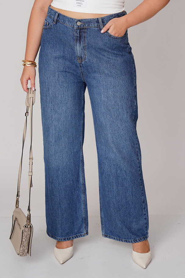STRAIGHT-LEG HIGH-WAIST JEANS
