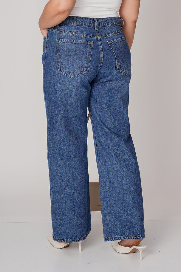 STRAIGHT-LEG HIGH-WAIST JEANS