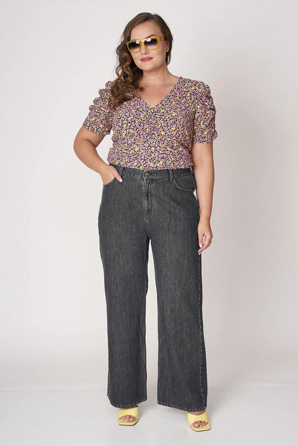 STRAIGHT-LEG HIGH-WAIST JEANS