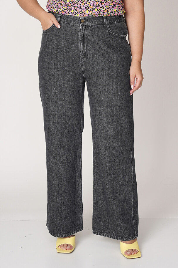 STRAIGHT-LEG HIGH-WAIST JEANS