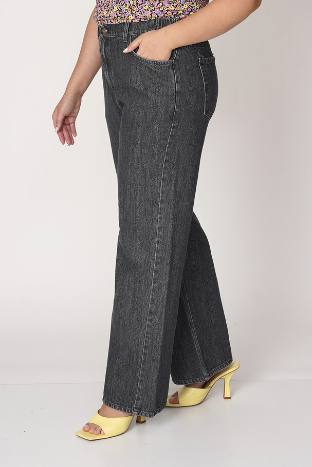 STRAIGHT-LEG HIGH-WAIST JEANS