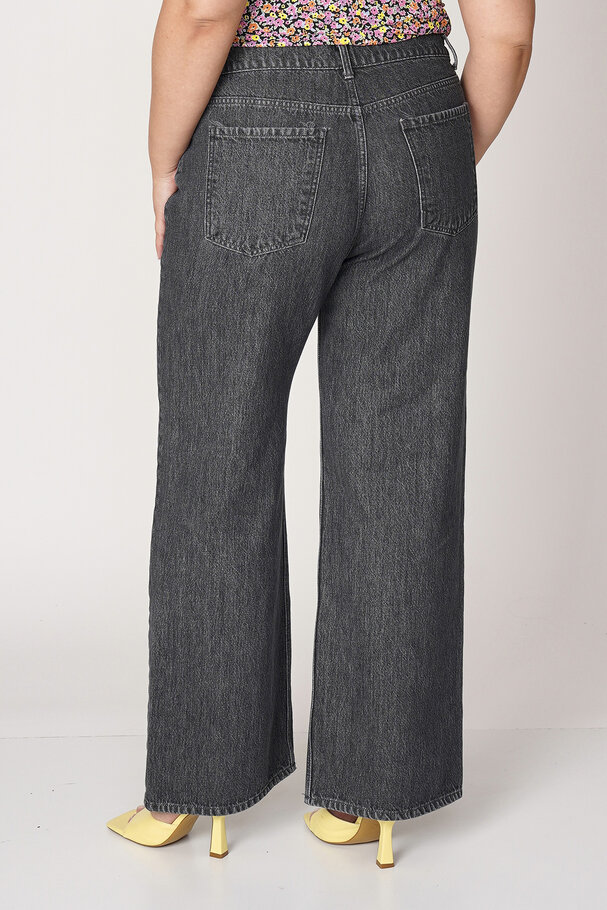 STRAIGHT-LEG HIGH-WAIST JEANS